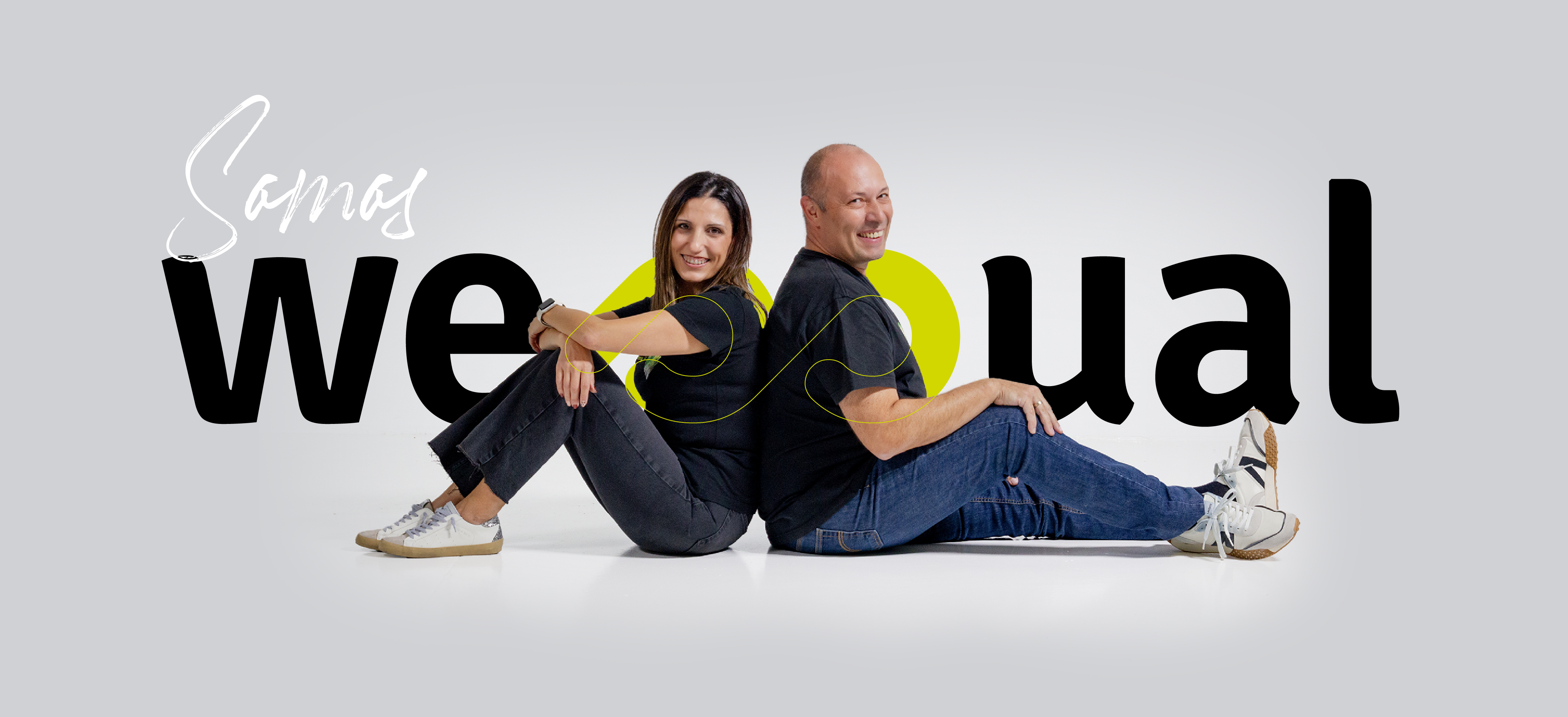 Imagen de Laura(Operations Manager) y Pablo(CEO - Executive Director), en una pose divertida y fresca, como somos en Wessual.